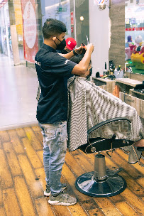 Barbero preparando una estación de trabajo en Barcabi