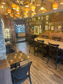 Área de espera y detalle interior de Barcabi