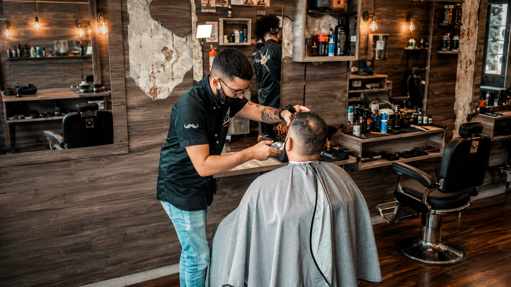 Niño recibiendo un corte en Barcabi