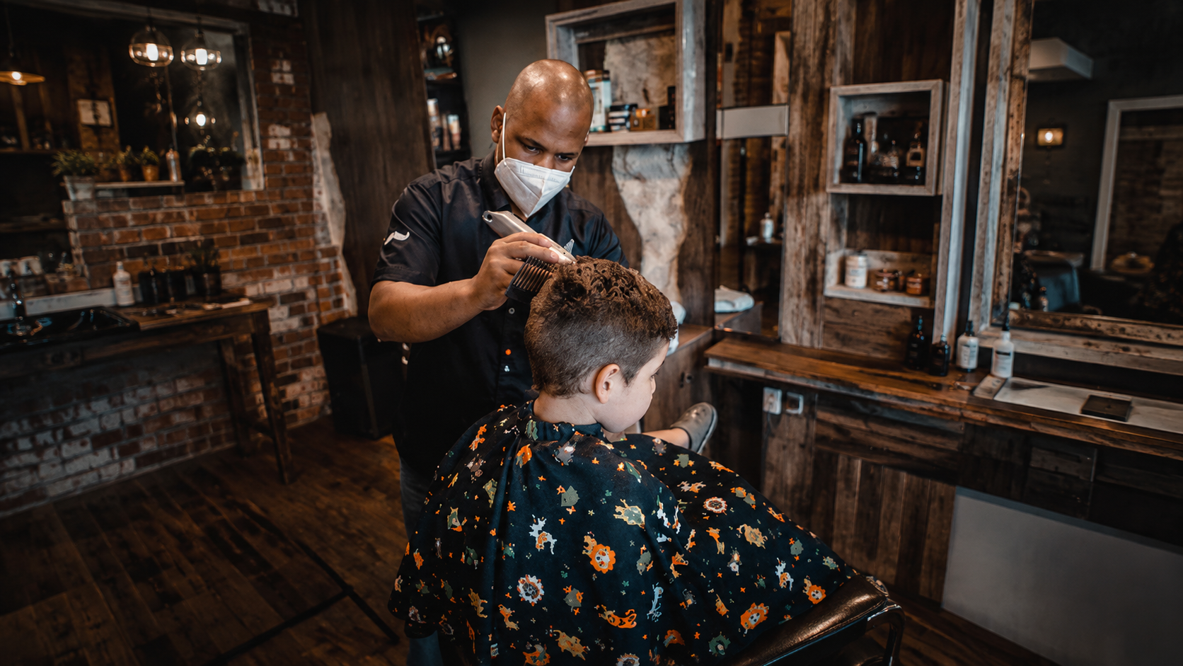 Barbero atendiendo a un cliente en Barcabi Barber Shop