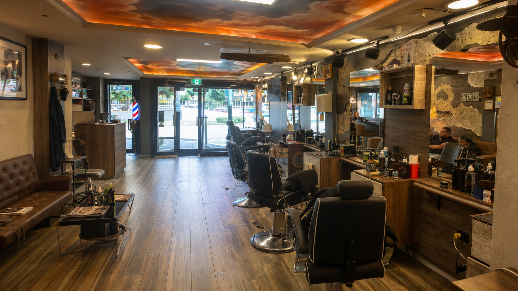 Vista amplia del interior de Barcabi Barber Shop