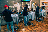 Equipo de barberos trabajando en Barcabi